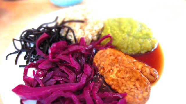 Gericht mit frittiertem Tempeh